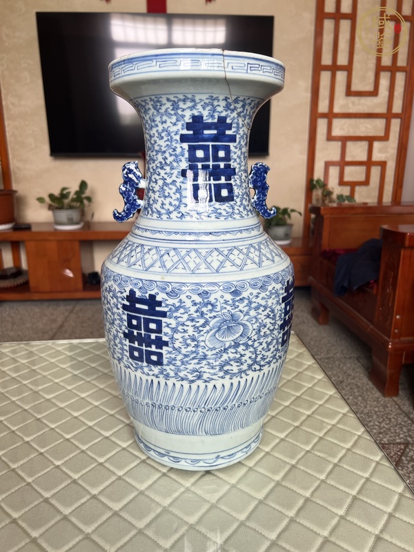 古玩纏枝花囍字紋雙耳盤(pán)口瓶真品鑒賞圖