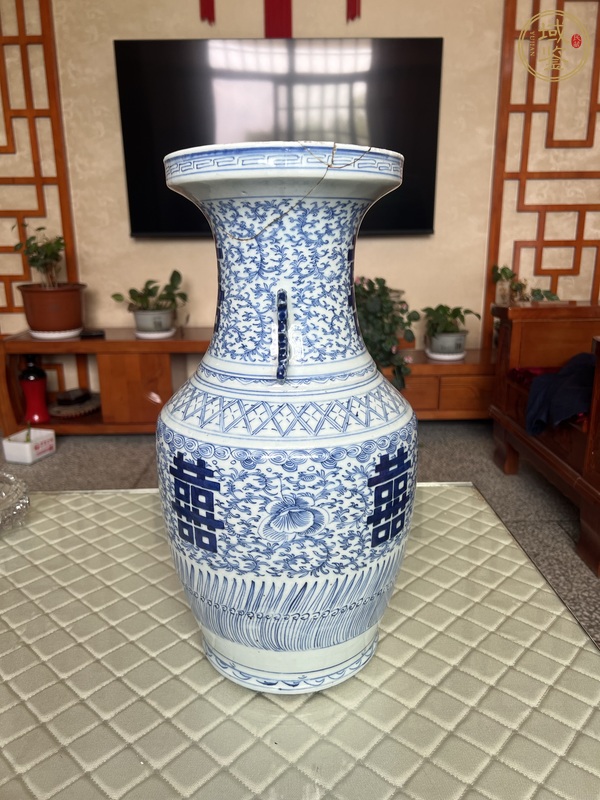 古玩陶瓷纏枝花囍字紋雙耳盤(pán)口瓶真品鑒賞圖