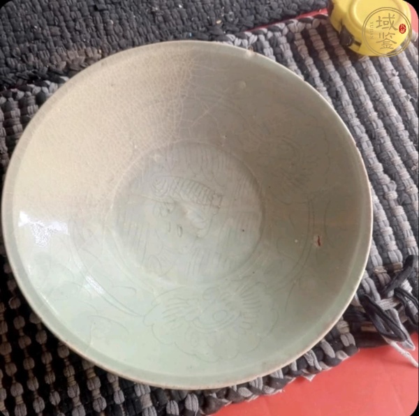 古玩陶瓷龍泉青瓷刻魚紋碗真品鑒賞圖