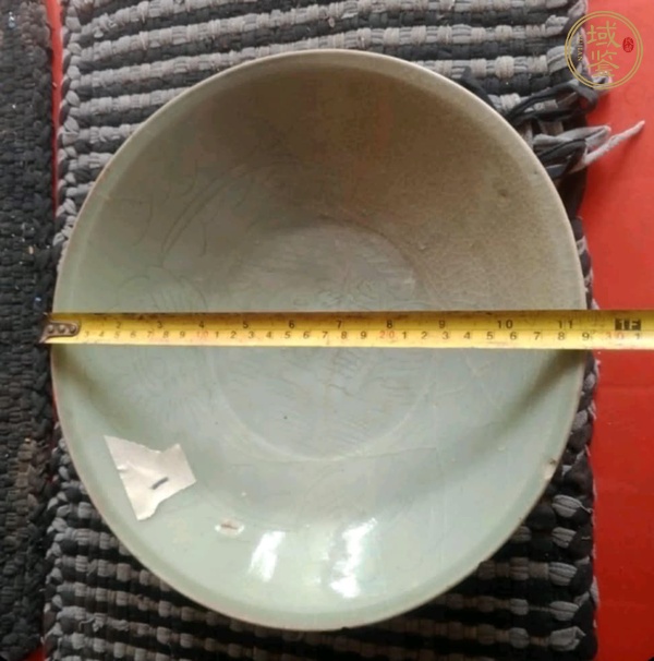 古玩陶瓷龍泉青瓷刻魚紋碗真品鑒賞圖