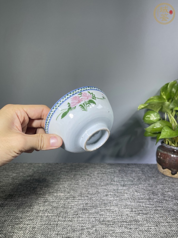 古玩陶瓷釉下彩花卉紋茶碗真品鑒賞圖