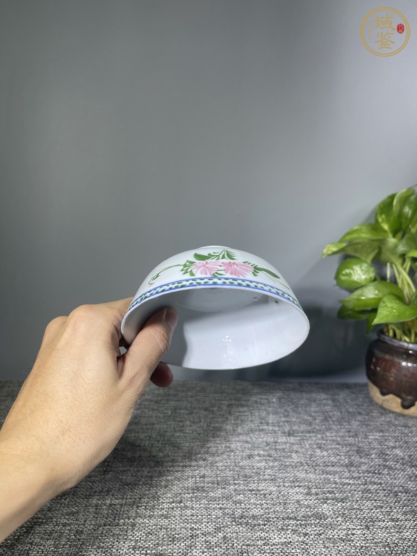 古玩陶瓷釉下彩花卉紋茶碗真品鑒賞圖