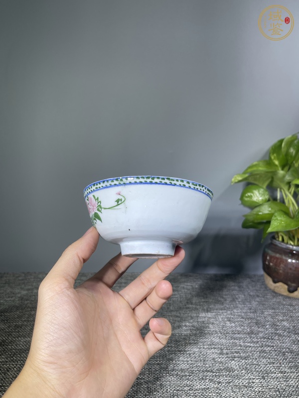 古玩陶瓷釉下彩花卉紋茶碗真品鑒賞圖