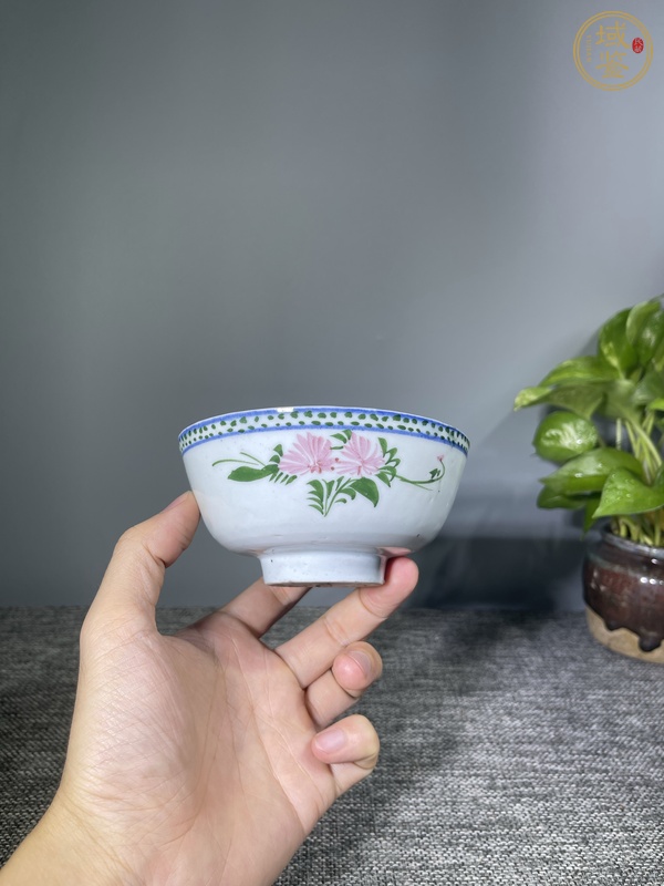 古玩陶瓷釉下彩花卉紋茶碗真品鑒賞圖