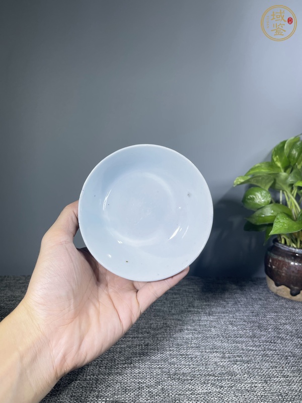 古玩陶瓷釉下彩花卉紋茶碗真品鑒賞圖