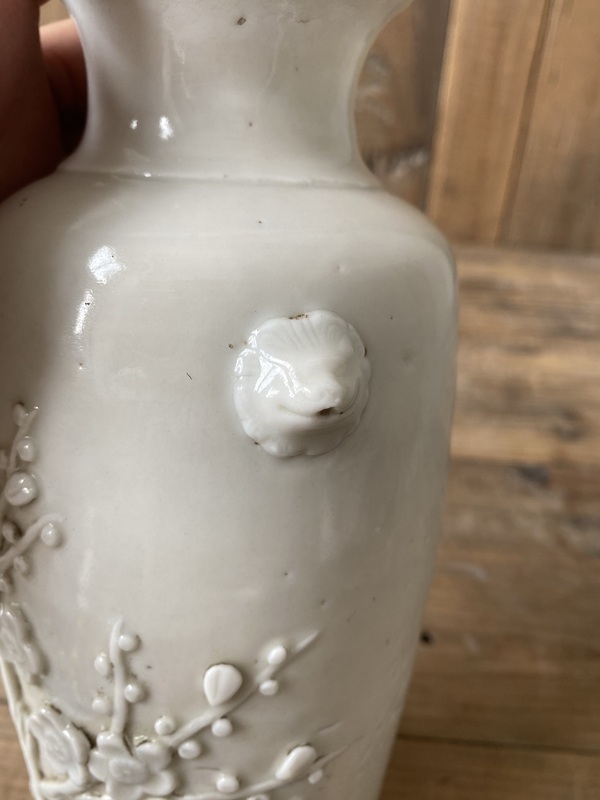 古玩陶瓷晚清德化窯貼塑獸耳筒瓶拍賣，當前價格2200元