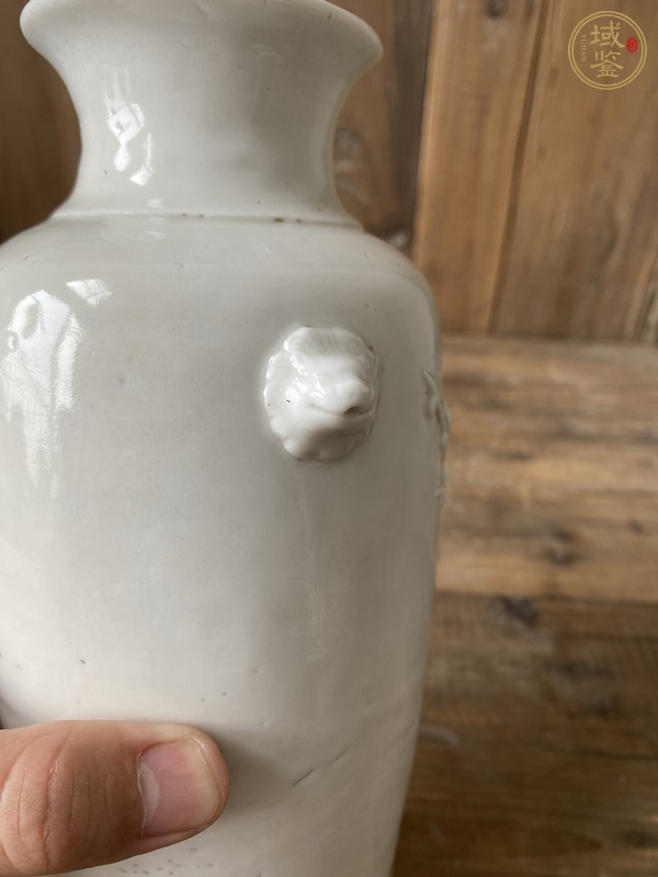 古玩陶瓷晚清德化窯貼塑獸耳筒瓶真品鑒賞圖