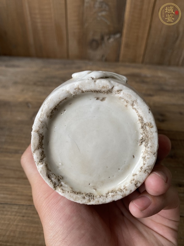 古玩陶瓷晚清德化窯貼塑獸耳筒瓶真品鑒賞圖