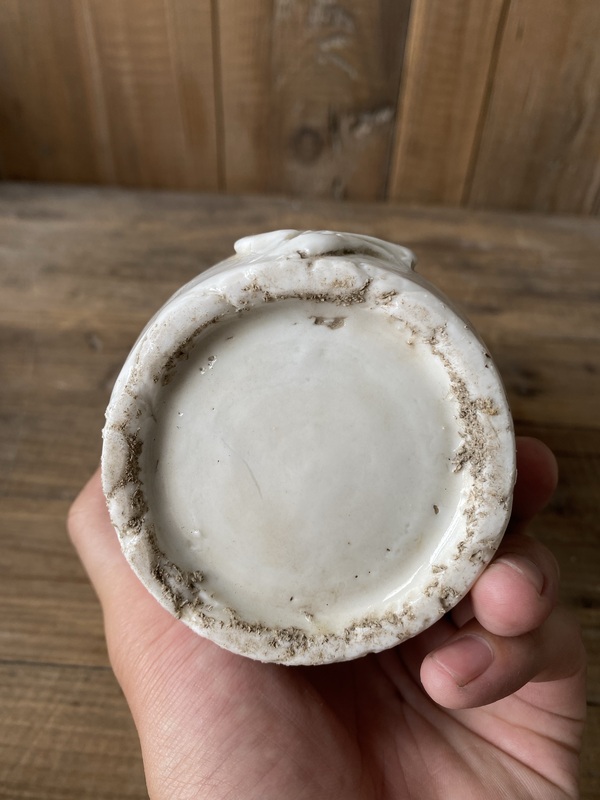 古玩陶瓷晚清德化窯貼塑獸耳筒瓶拍賣，當前價格2200元