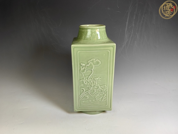 古玩陶瓷翠青釉浮雕花卉紋琮式瓶真品鑒賞圖