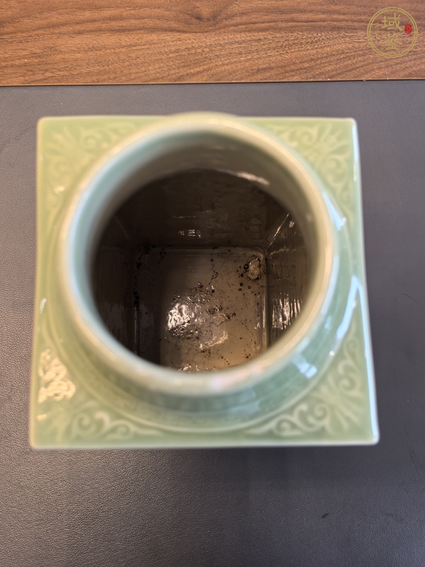 古玩陶瓷翠青釉浮雕花卉紋琮式瓶真品鑒賞圖