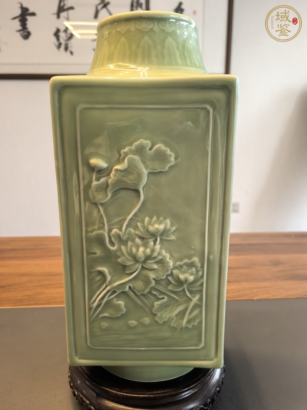 古玩陶瓷翠青釉浮雕花卉紋琮式瓶真品鑒賞圖