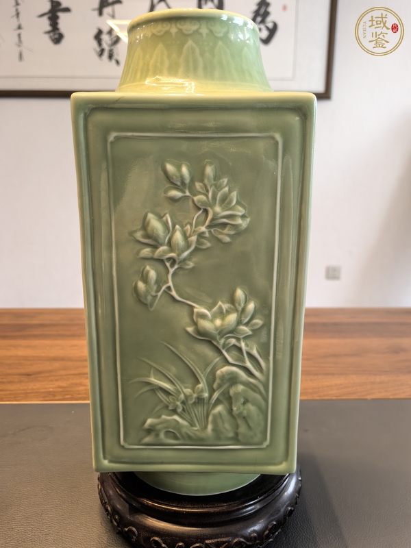 古玩陶瓷翠青釉浮雕花卉紋琮式瓶真品鑒賞圖
