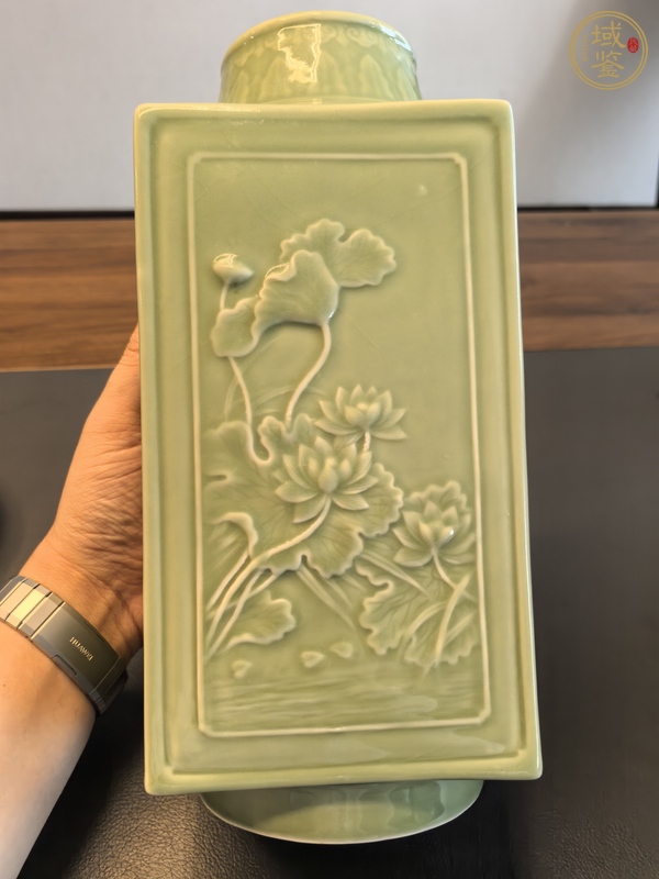 古玩陶瓷翠青釉浮雕花卉紋琮式瓶真品鑒賞圖