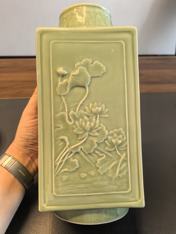 古玩轉(zhuǎn)賣超級(jí)細(xì)路翠青釉浮雕花卉紋四方琮式瓶拍賣，當(dāng)前價(jià)格168元