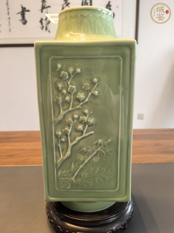 古玩陶瓷翠青釉浮雕花卉紋琮式瓶真品鑒賞圖