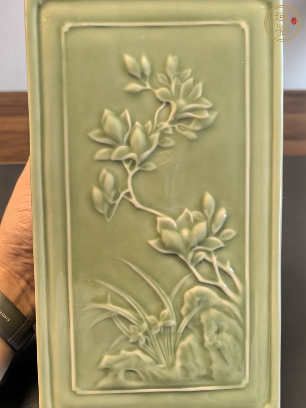 古玩陶瓷翠青釉浮雕花卉紋琮式瓶真品鑒賞圖