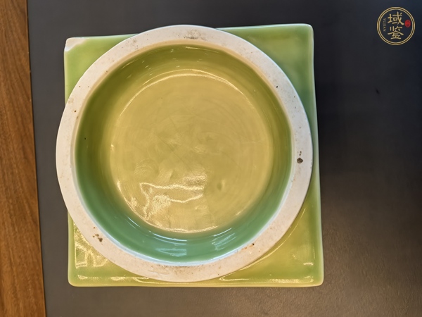 古玩陶瓷翠青釉浮雕花卉紋琮式瓶真品鑒賞圖