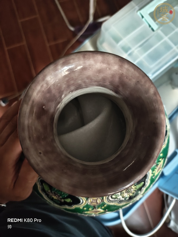 古玩陶瓷清晚期 素三彩瀝粉人物紋梅瓶真品鑒賞圖