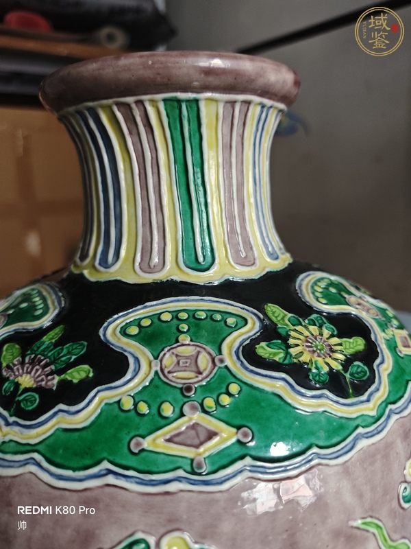 古玩陶瓷清晚期 素三彩瀝粉人物紋梅瓶真品鑒賞圖