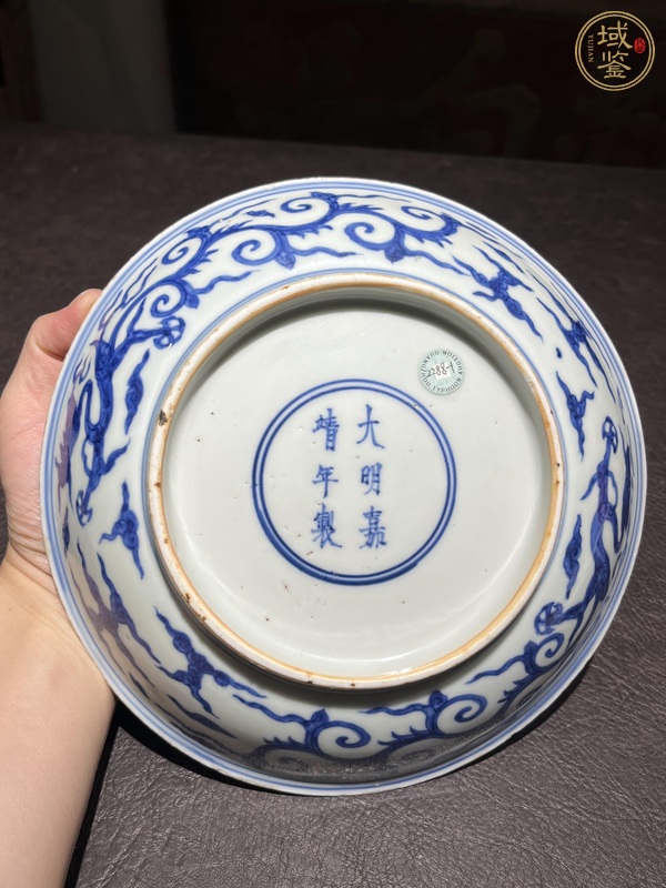 古玩陶瓷明嘉靖青花卷草龍紋盤真品鑒賞圖