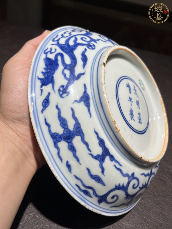 古玩陶瓷明嘉靖青花卷草龍紋盤真品鑒賞圖