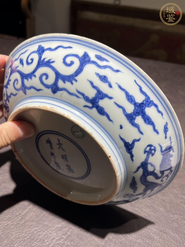古玩陶瓷明嘉靖青花卷草龍紋盤真品鑒賞圖