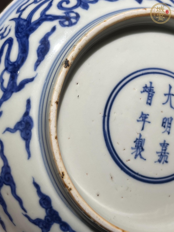 古玩陶瓷明嘉靖青花卷草龍紋盤真品鑒賞圖