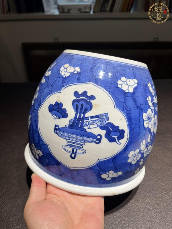 古玩陶瓷青花留白梅紋開光博古圖缸真品鑒賞圖