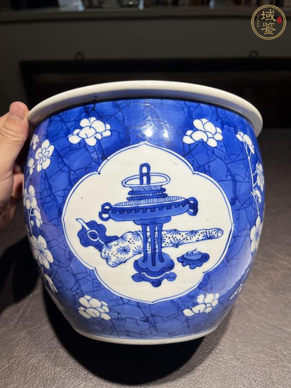 古玩陶瓷青花留白梅紋開光博古圖缸真品鑒賞圖