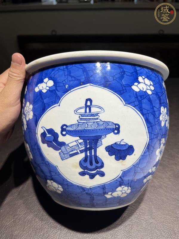 古玩陶瓷青花留白梅紋開光博古圖缸真品鑒賞圖