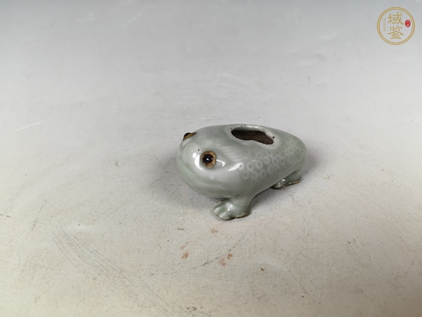 古玩陶瓷清中粉青釉金蟾雕瓷文房水盂真品鑒賞圖