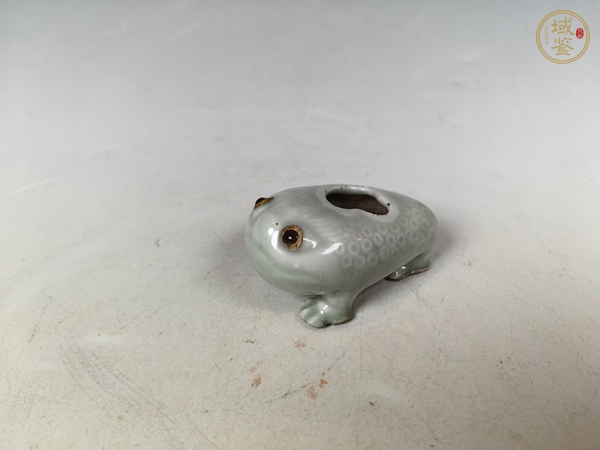 古玩陶瓷清中粉青釉金蟾雕瓷文房水盂真品鑒賞圖