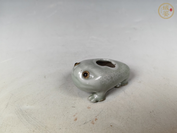 古玩陶瓷清中粉青釉金蟾雕瓷文房水盂真品鑒賞圖
