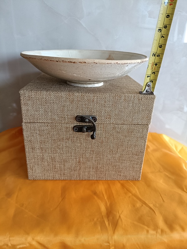 古玩陶瓷館藏級精品南宋定窯六出筋刻萱草紋賞盤拍賣，當前價格2980元