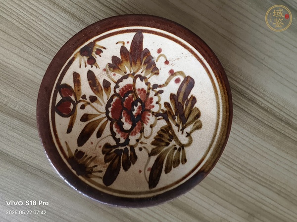 古玩陶瓷褐彩花卉紋碗真品鑒賞圖