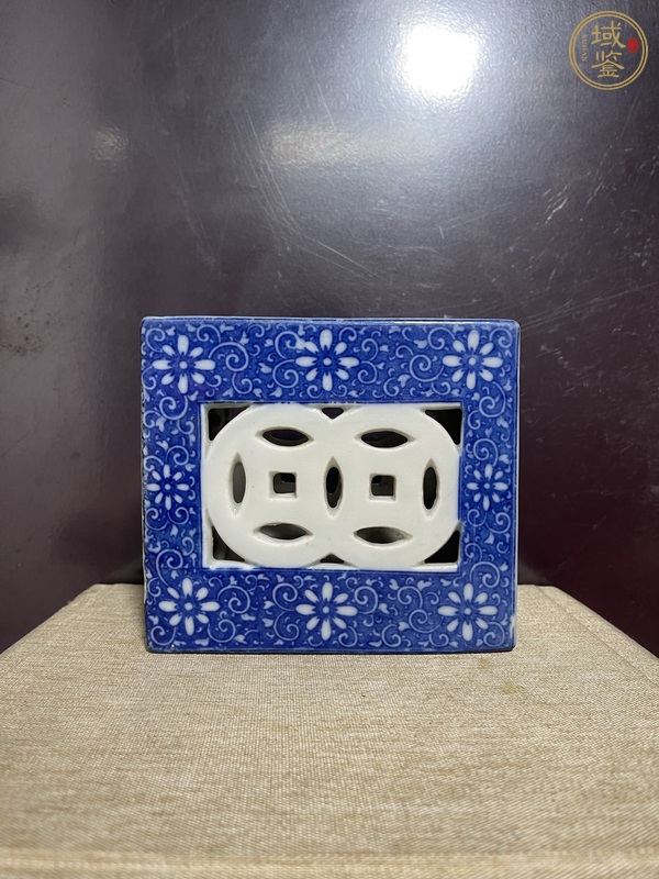 古玩陶瓷青花金錢鏤空雙獅脈枕真品鑒賞圖