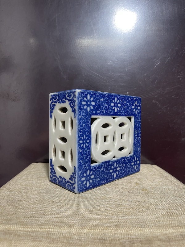 古玩轉(zhuǎn)賣民國青花金錢鏤空雙獅脈枕拍賣,當前價格380元