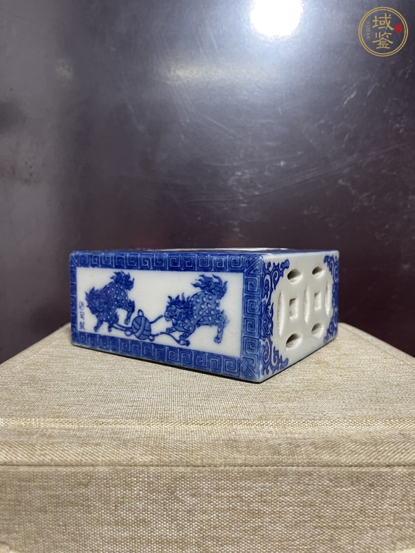 古玩陶瓷青花金錢鏤空雙獅脈枕真品鑒賞圖