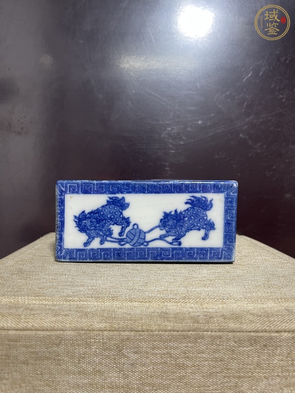 古玩陶瓷青花金錢鏤空雙獅脈枕真品鑒賞圖