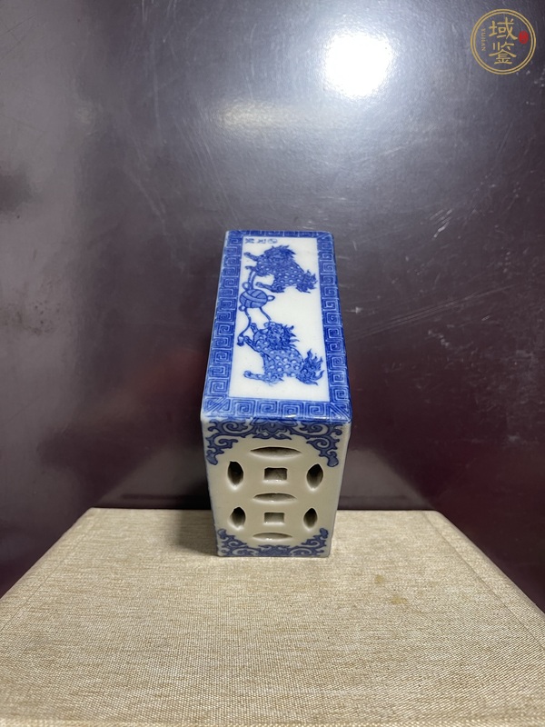 古玩陶瓷青花金錢鏤空雙獅脈枕真品鑒賞圖