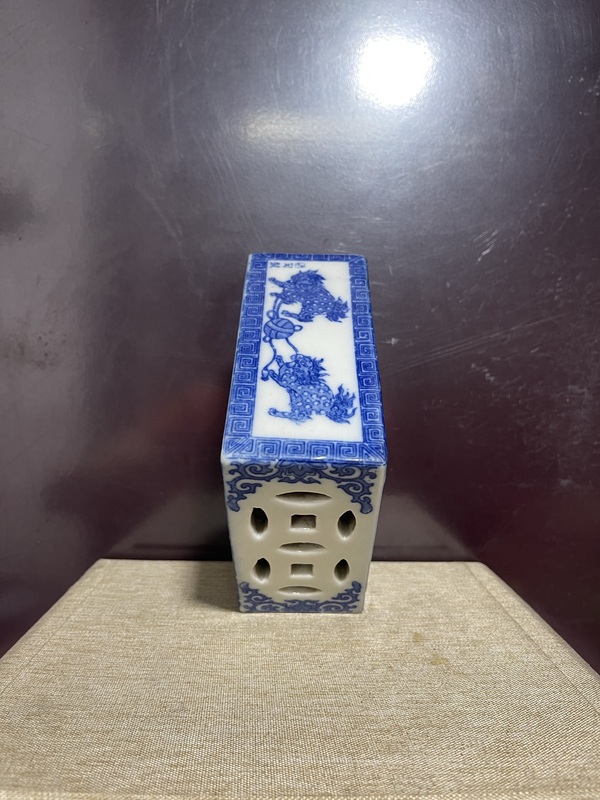 古玩陶瓷民國青花金錢鏤空雙獅脈枕拍賣，當(dāng)前價格1680元