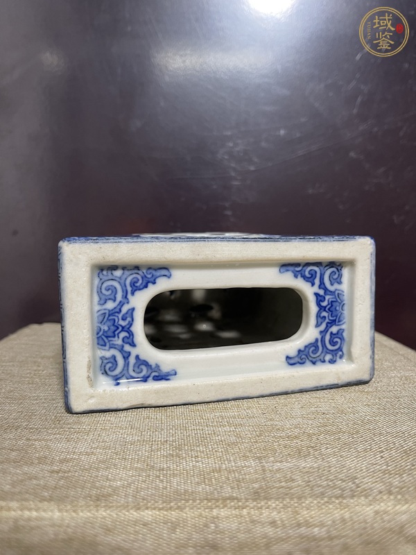 古玩陶瓷青花金錢鏤空雙獅脈枕真品鑒賞圖