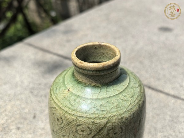 古玩陶瓷龍泉青瓷刻花梅瓶真品鑒賞圖