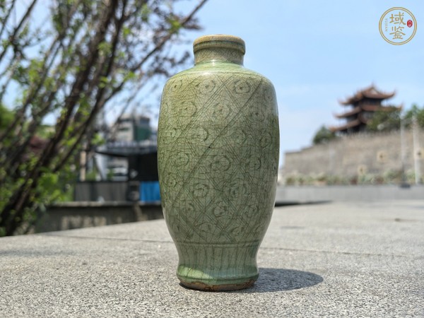 古玩陶瓷龍泉青瓷刻花梅瓶真品鑒賞圖