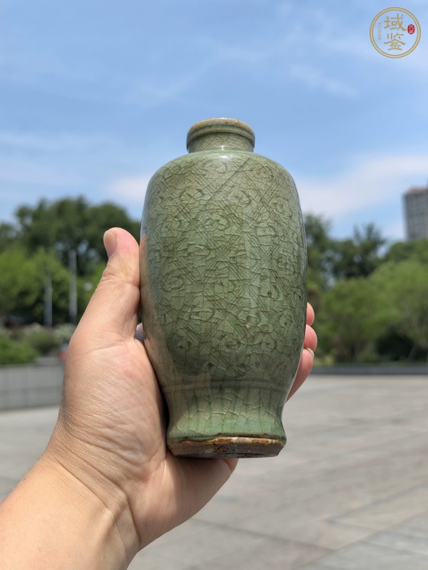 古玩陶瓷龍泉青瓷刻花梅瓶真品鑒賞圖