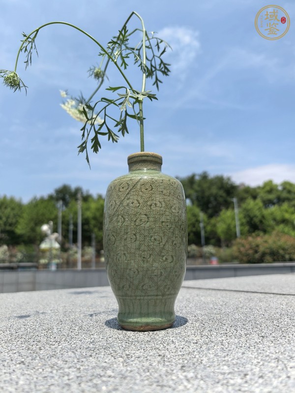 古玩陶瓷龍泉青瓷刻花梅瓶真品鑒賞圖