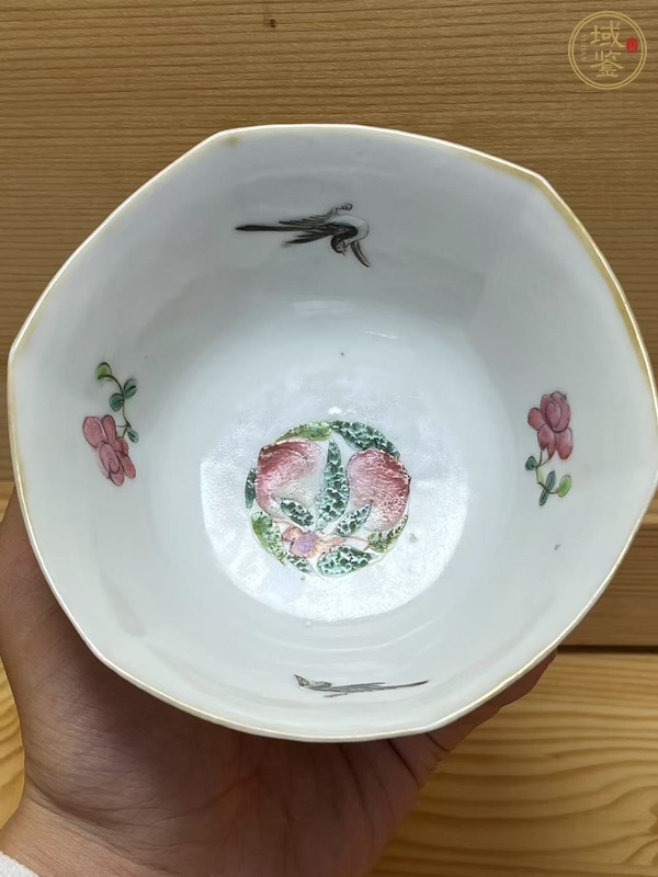 古玩陶瓷粉彩花卉碗真品鑒賞圖