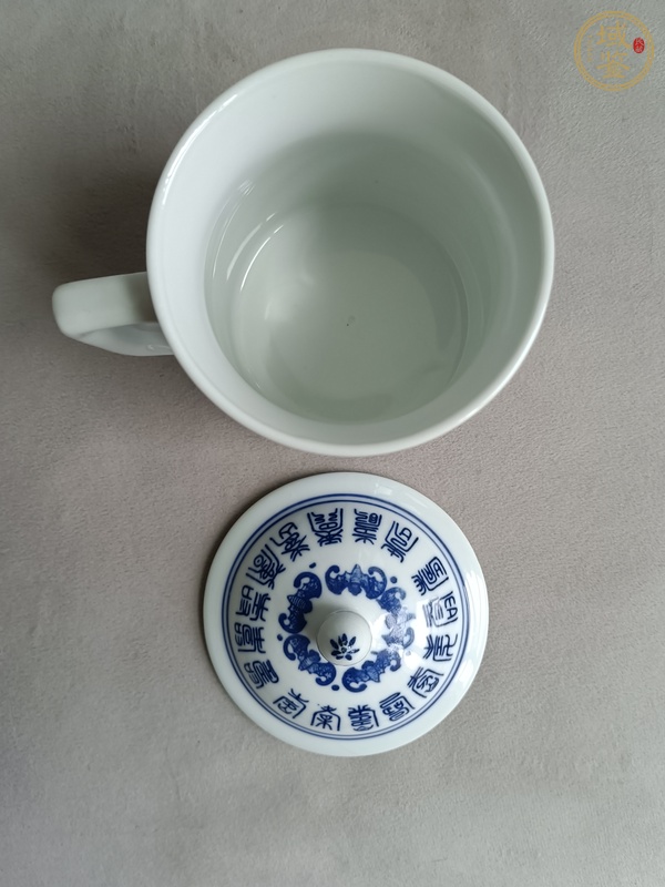 古玩陶瓷青花壽子紋手把蓋杯真品鑒賞圖