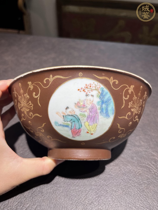 古玩陶瓷醬釉描金開窗粉彩人物碗真品鑒賞圖